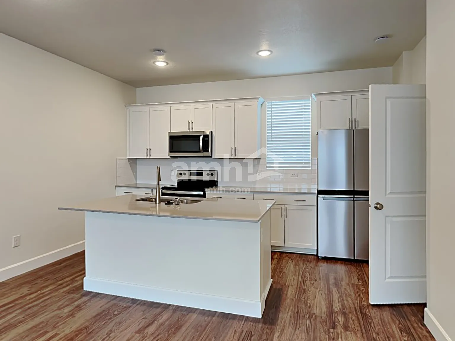 3 bed, 2.5 bath, 1587 sqft, $2,150 — Photo 4