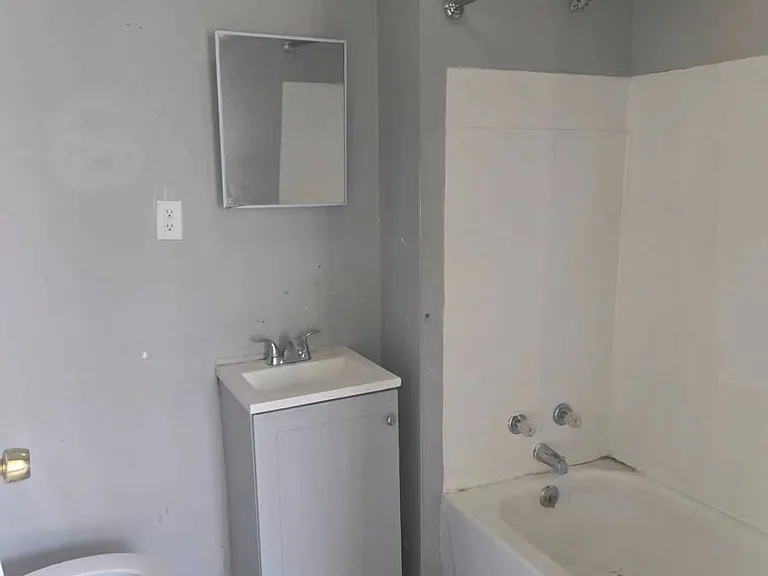 25 Stuyvesant St #2L — Photo 6