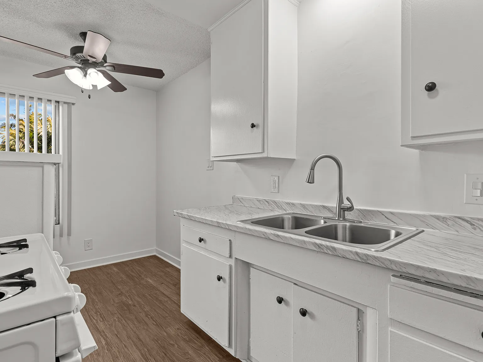 Tropicana Apartments — Photo 3
