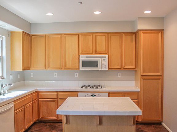 3rd image of 276 Marquette Ave