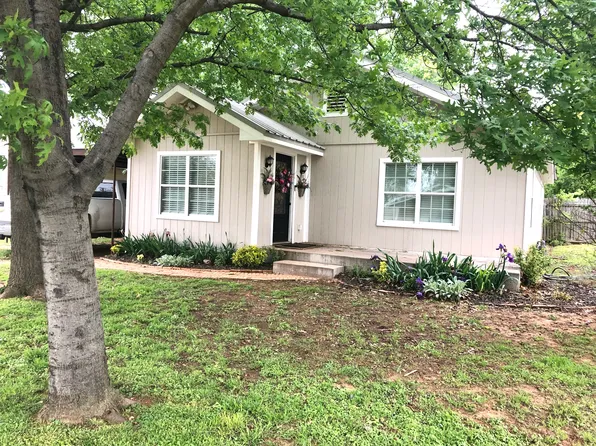304 W Aldine St, Iowa Park, TX 76367