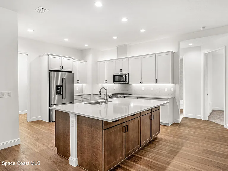 35 Loch Ness Dr — Photo 11