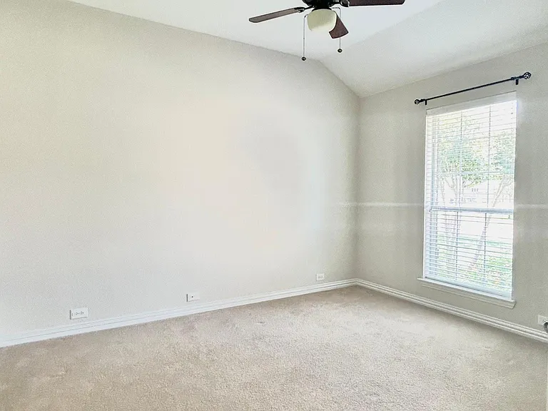 604 Peacock Dr — Photo 23