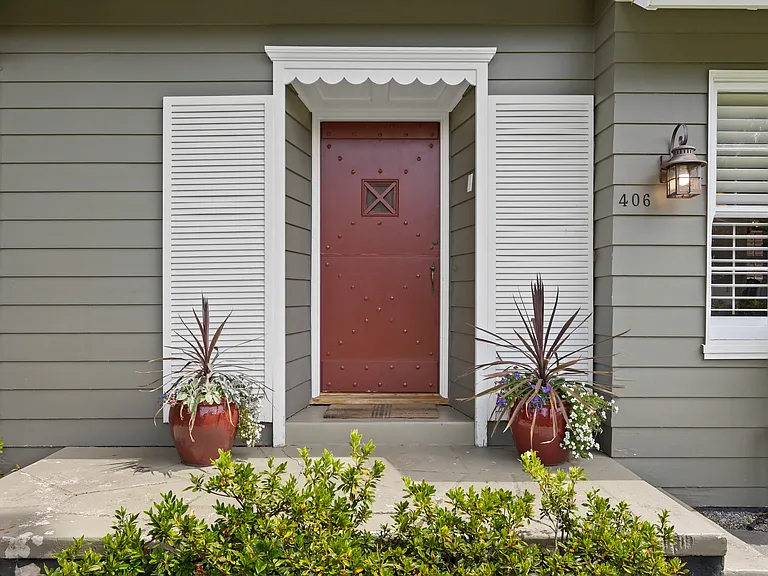 406 Edgewood Rd — Photo 2