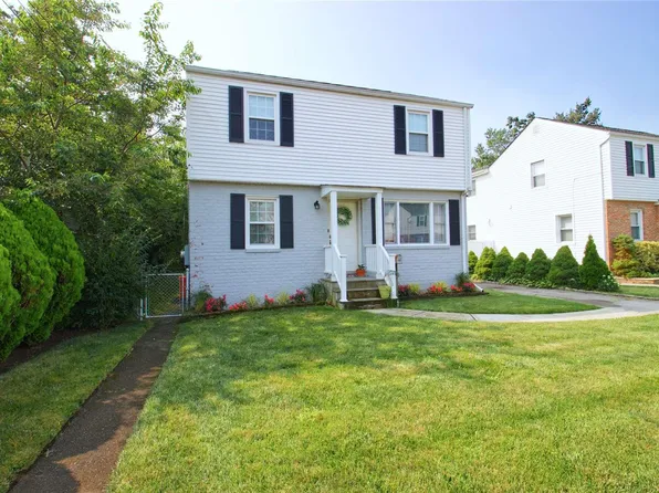 493 Helen Road, Mineola, NY 11501