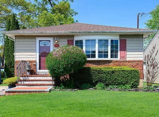 155 Fillmore St, Massapequa Park, NY 11762