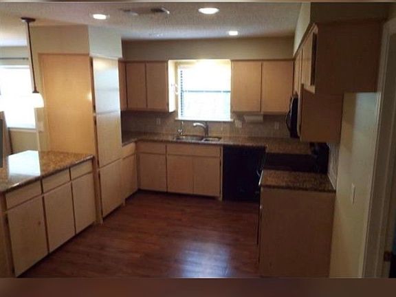 5th image of 136 Rose Ln