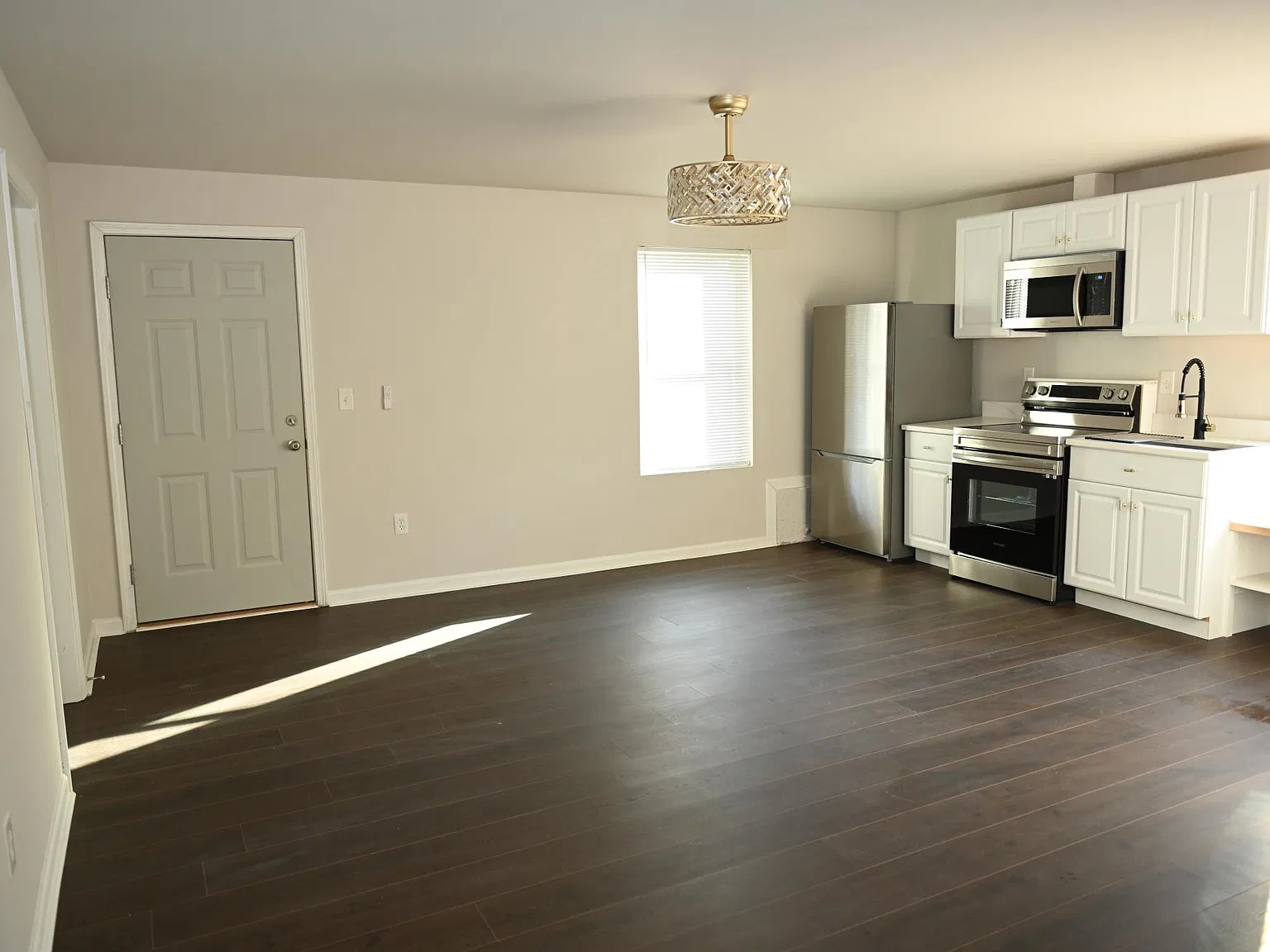 2 bed, 1000 sqft, $1,449 — Photo 3