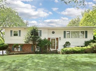 33 Eastbourne Dr, Chestnut Ridge, NY 10977