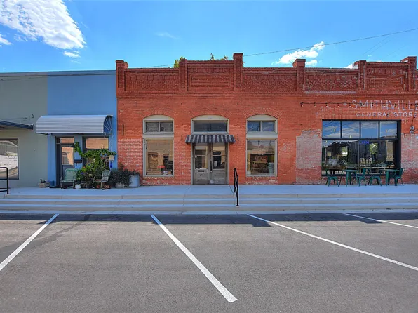 110 NE 2nd St, Smithville, TX 78957