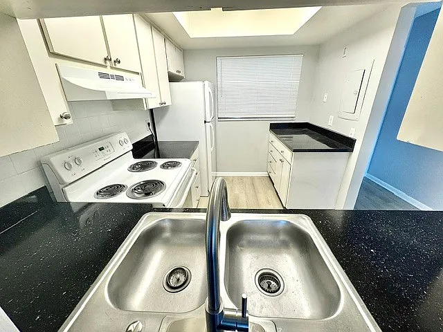 Devon Manor Apartments — Photo 34