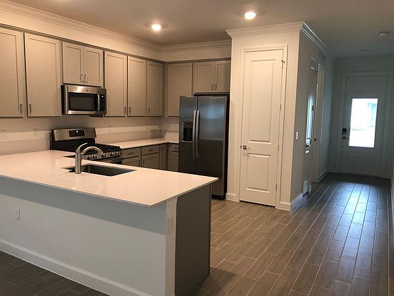 4th image of 757 Bloomfield Ave