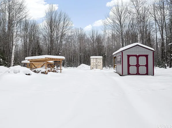 624 N Winters Rd, Trenary, MI 49891