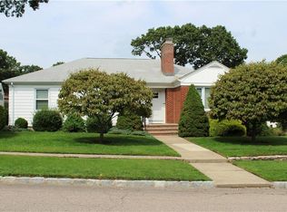 25 Crestwood Rd, Cranston, RI 02920