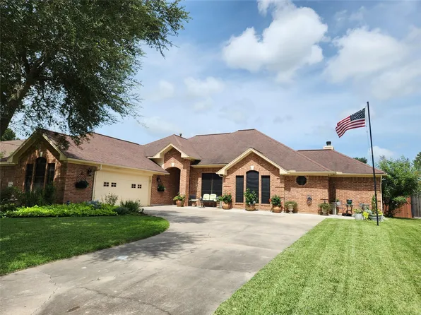 104 Portulaca St, Lake Jackson, TX 77566