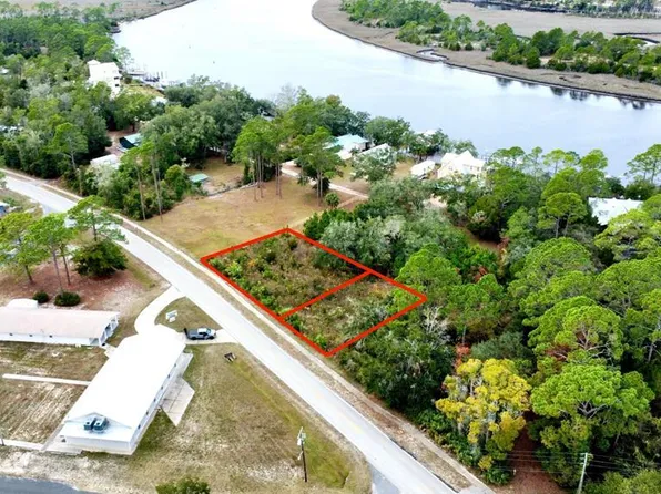 709 Ryan Dr, Carrabelle, FL 32322