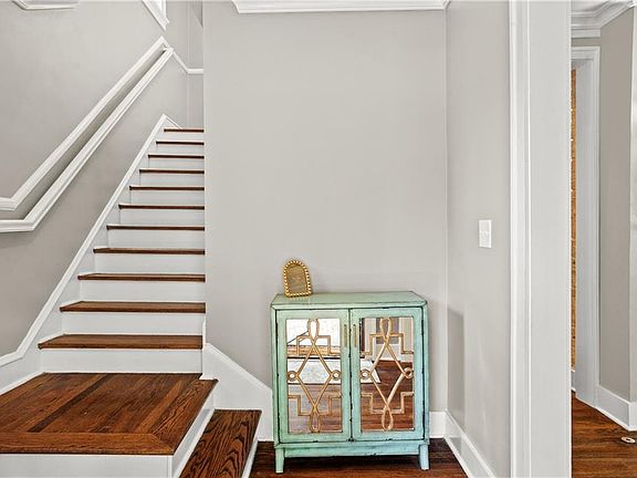 5th image of 436 W 61st Ter