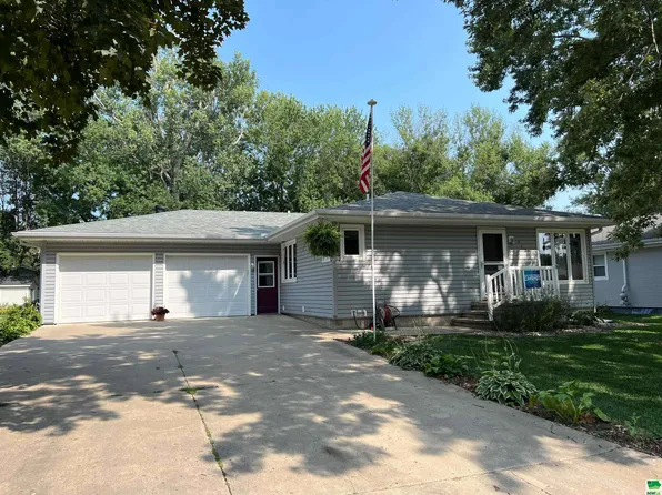 513 Iowa Ave SW, Orange City, IA 51041