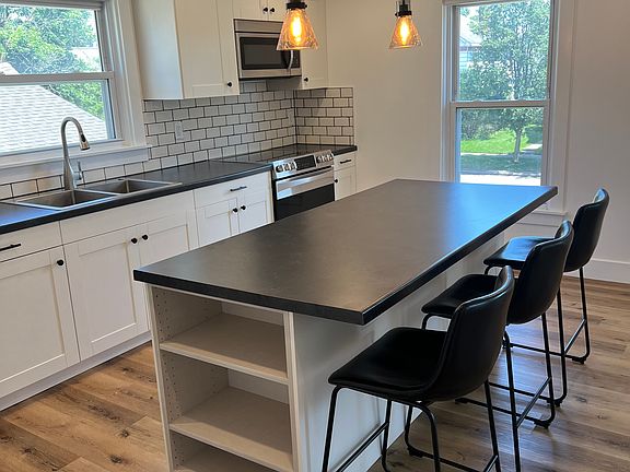 2nd image of 518 1/2 S Market St #518-1/2