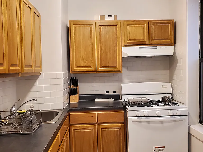 427 W 51st St #2H — Photo 10
