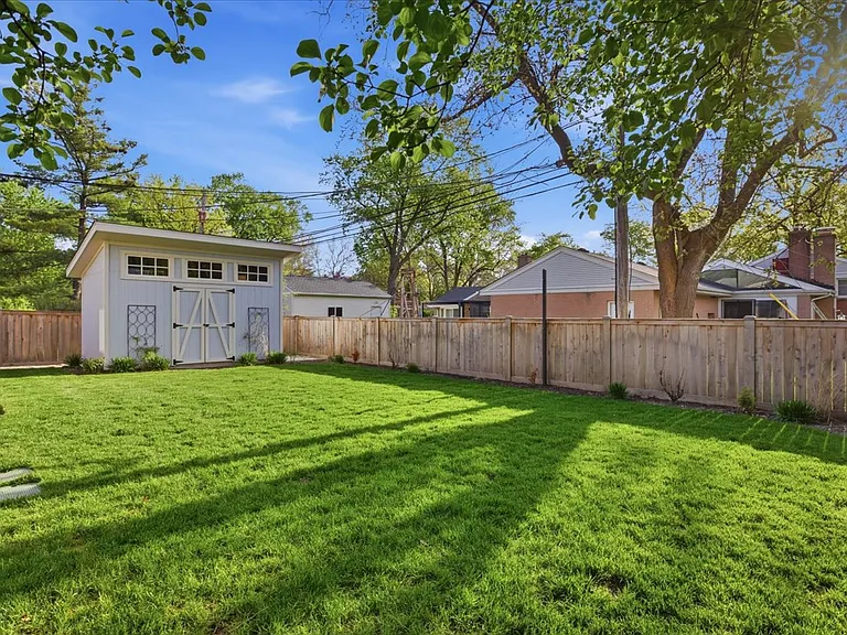 9237 Lincolnwood Dr — Photo 43