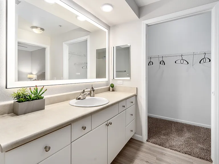 Residences at FortyTwo25 Apartments — Photo 8