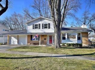 830 E Sayles Dr, Palatine, IL 60074