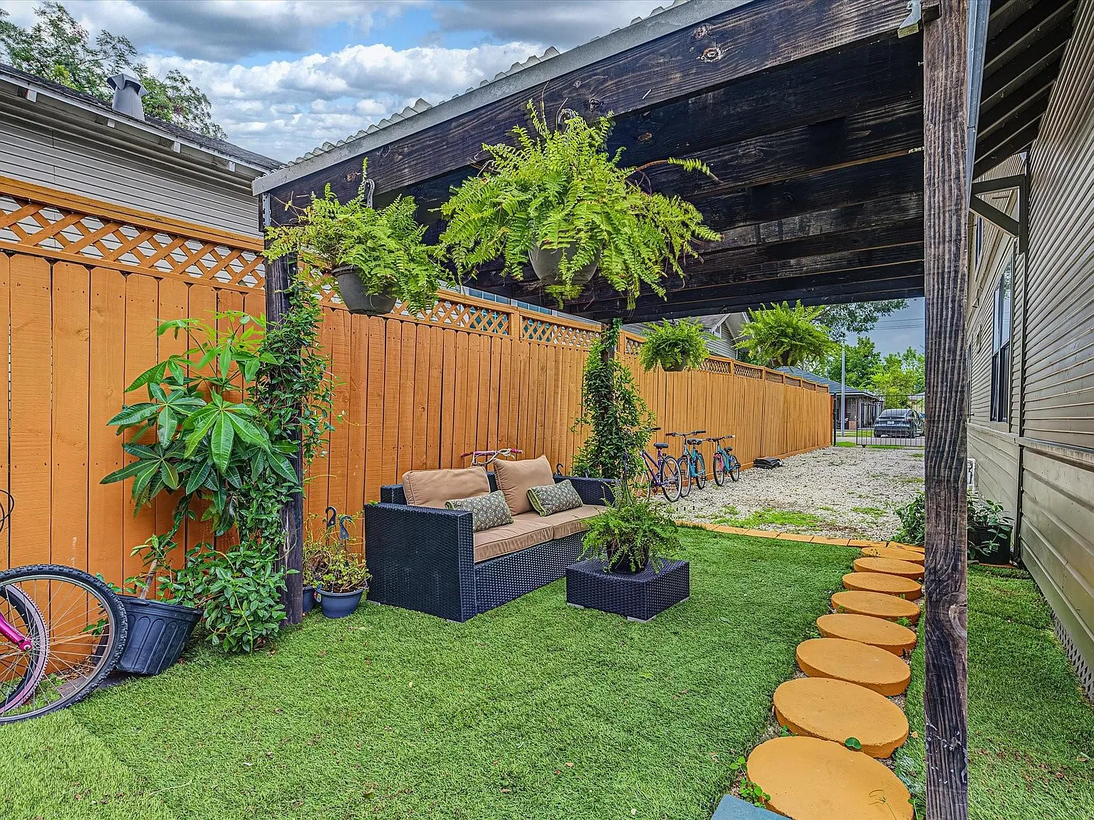 2 bed, 1.0 bath, 610 sqft, $1,200 — Photo 3