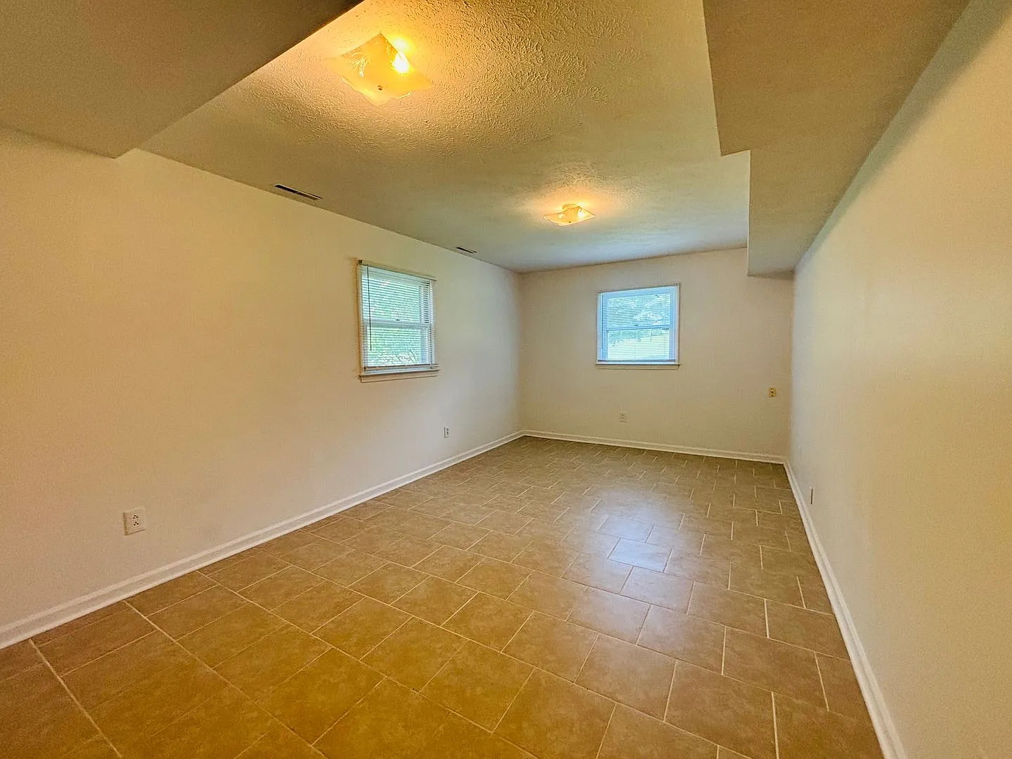 5 Bedroom, 3 Bath House with a 2-car garage — Photo 3