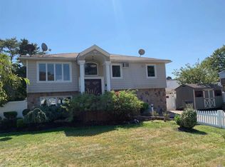 16 Dorset Ct, Farmingdale, NY 11735