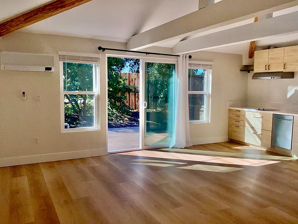 Studio, 450 sqft, $2,995 — Photo 2