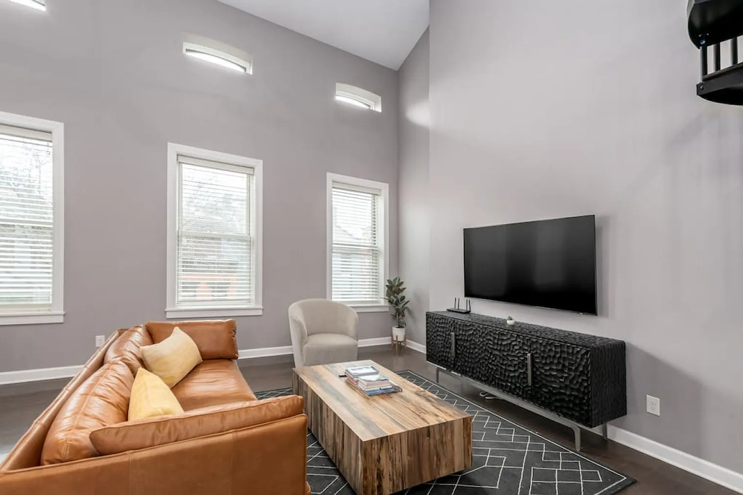 2 bed, 1.0 bath, 1453 sqft, $2,606 — Photo 1