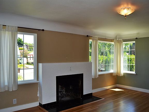 3rd image of 3109 N Sheridan Ct
