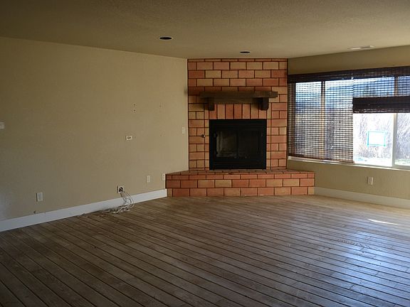 4th image of 119 NE Spruce Ln