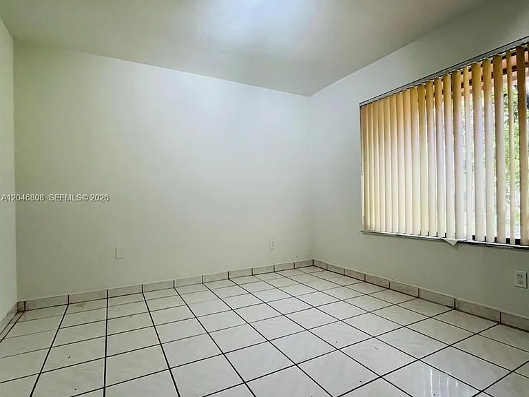 925 NE 207th Ter — Photo 17