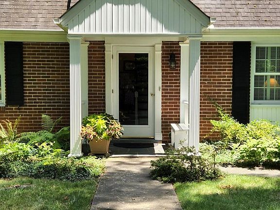 2nd image of 1004 Oakwood Ct