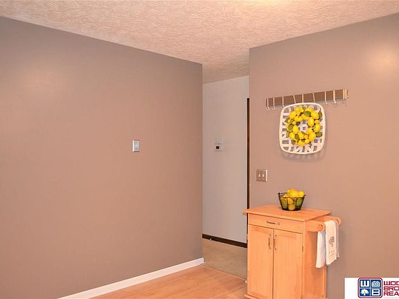 3rd image of 5940 Queens Dr