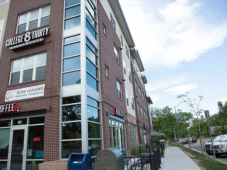 College 830 — Photo 12