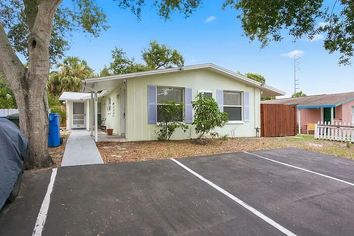 634 Dogwood Ct — Photo 2