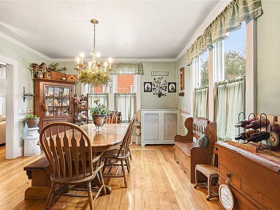 4th image of 810 W Main St