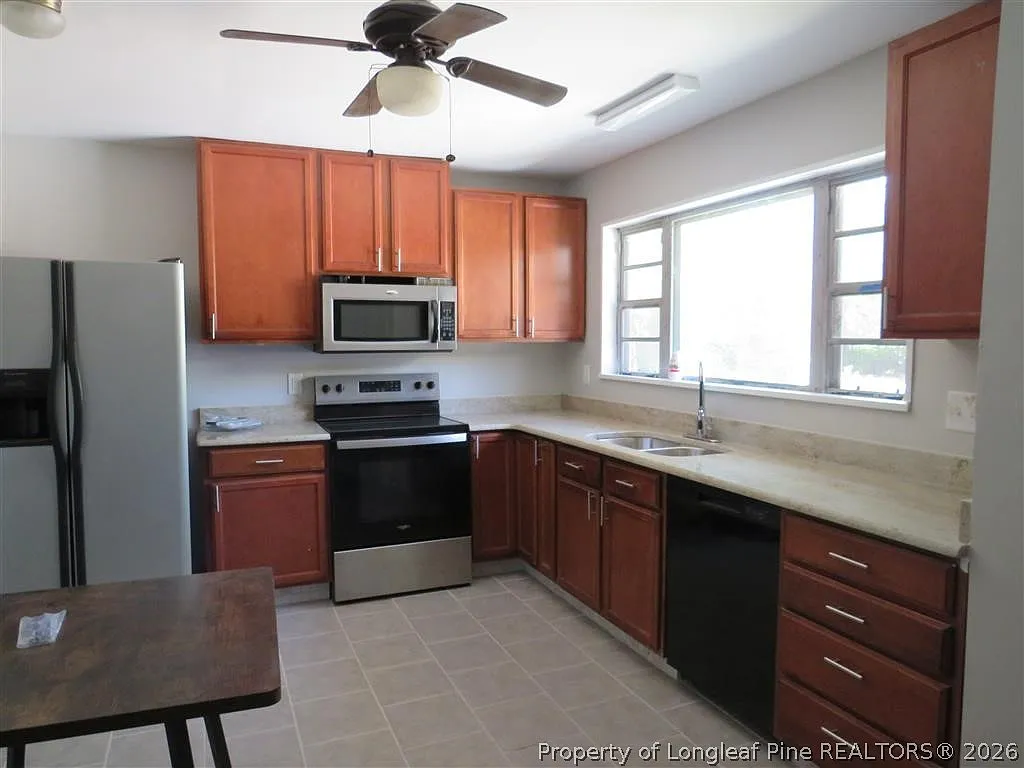 3 bed, 2.0 bath, 1802 sqft, $1,495 — Photo 3