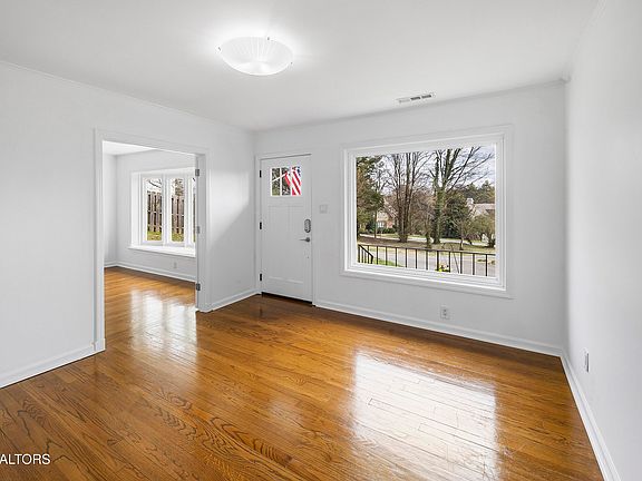 3rd image of 957 Bluff View Rd