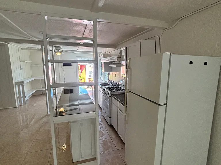 2571 NE Palm Ave #C — Photo 8