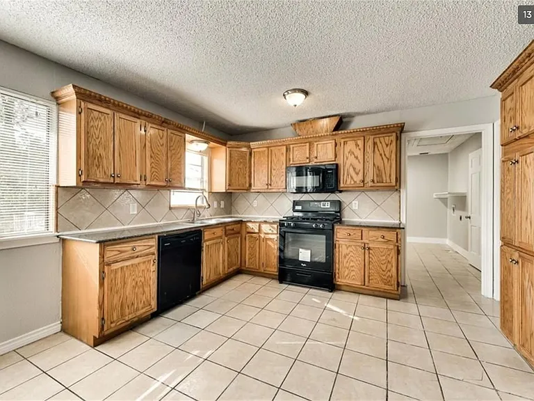 1124 Briarwood Dr — Photo 5