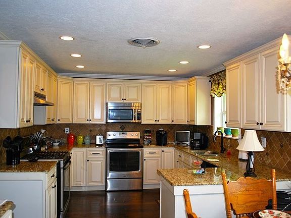 4th image of 144 Heather St