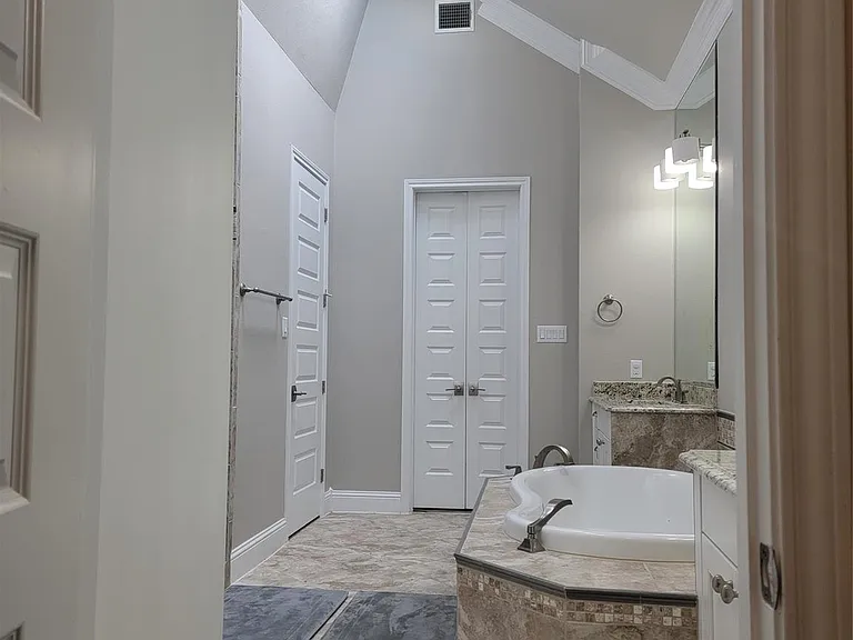 1702 Calumet St — Photo 31