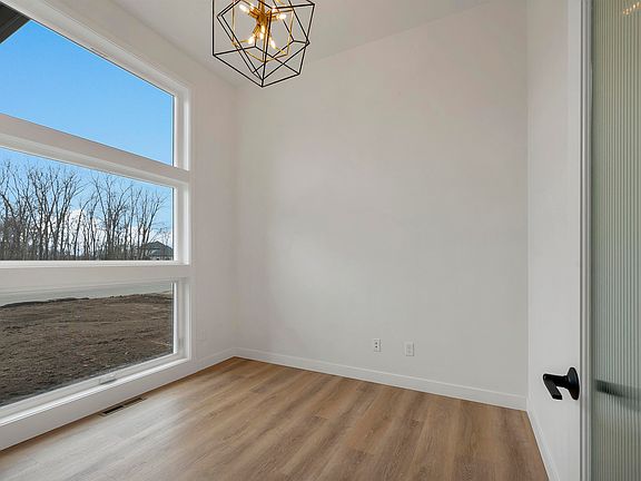 5th image of 3785 Beachmont Rd