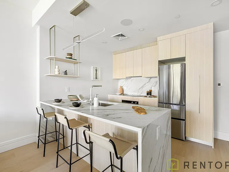 960 Franklin Ave #268 — Photo 4