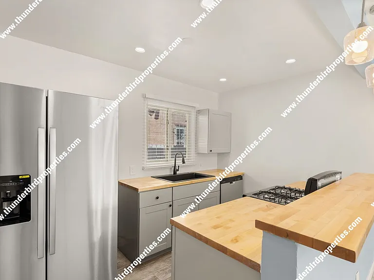 1221 San Mateo Blvd SE — Photo 3