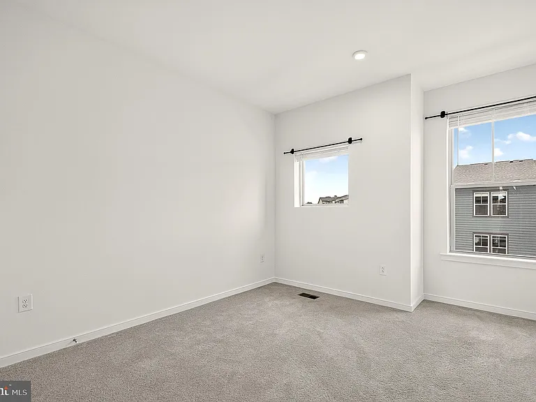 20957 Bluebird Sq — Photo 32